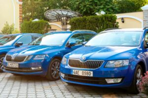 Zwei Skoda Octavia unterschiedlichen Baujahres stehen nebeneinander.