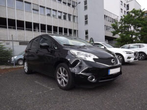 Blechschäden an einem Nissan am vorderen Kotflügel und Stoßstange